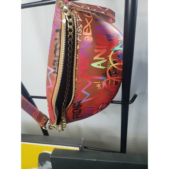 Multicolor Graffiti Clutch Bag With Gold Color Chain Faux Leather - Picture 4 of 6